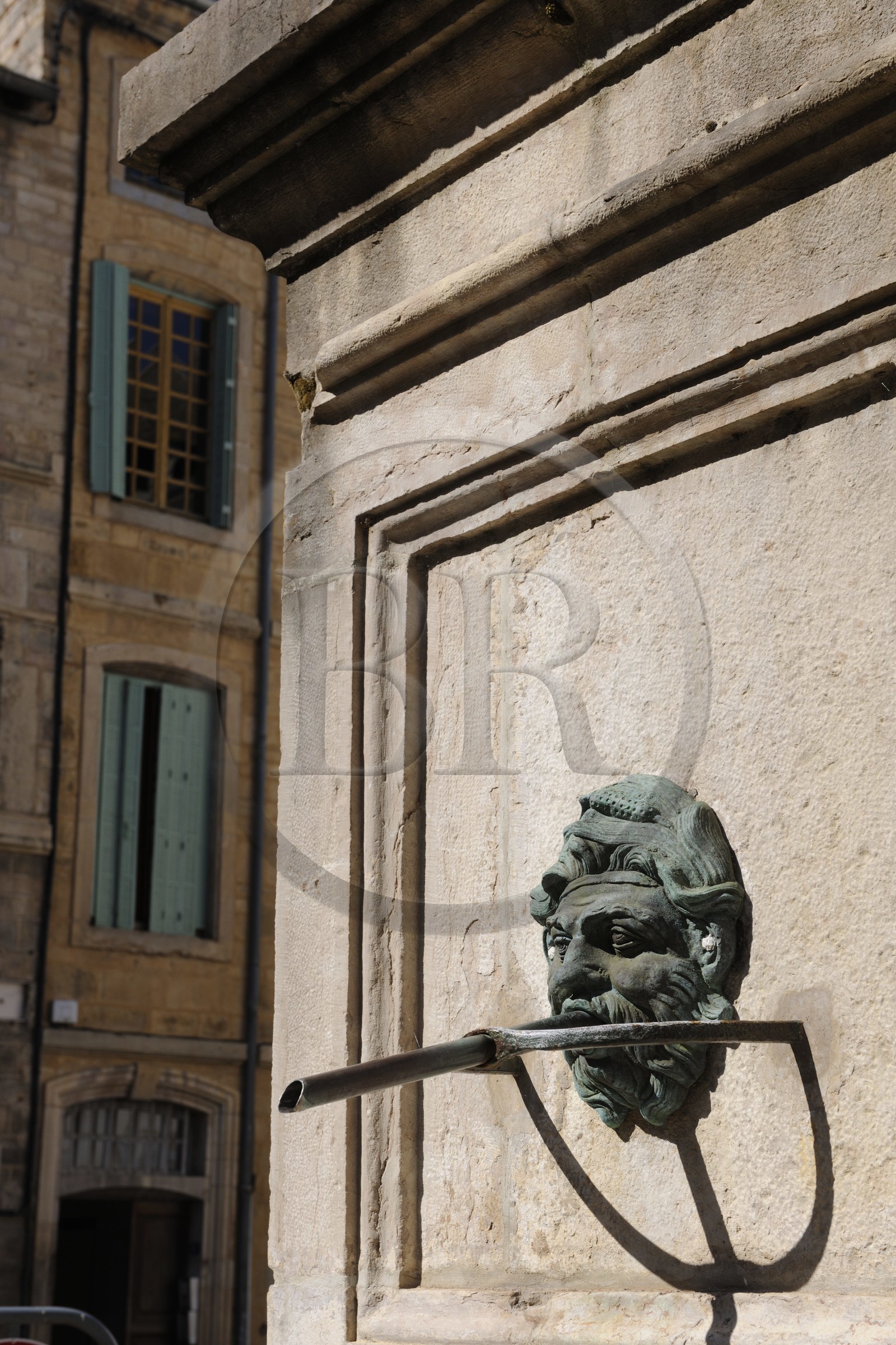 France, Saône et Loire (71), Cluny, fontaine devant l'église Notre-Dame