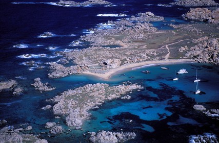 France, Corse-du-Sud (2A), bateaux au mouillage dans l'archipel des îles Lavezzi (vue aérienne)