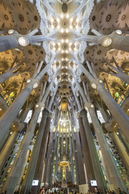 Espagne, Catalogne, Barcelone, quartier de l'Eixample, basilique de la Sagrada Familia de l'architecte du modernisme catalan Antoni Gaudi classée Patrimoine Mondial de l'UNESCO, le chœur, le ciborium et la voute de la Nef en haut