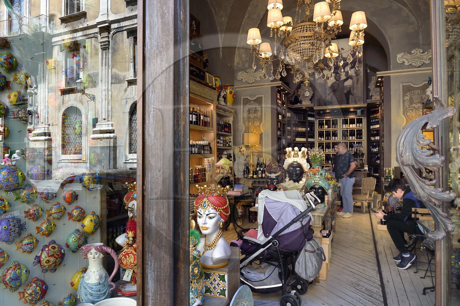 Italie, Sicile, Catane, ville baroque classée au Patrimoine Mondial de l'UNESCO, Wine & Charme, enoantiquoteca, magasin de vin et d'antiquités dans via Vittorio Emanuele