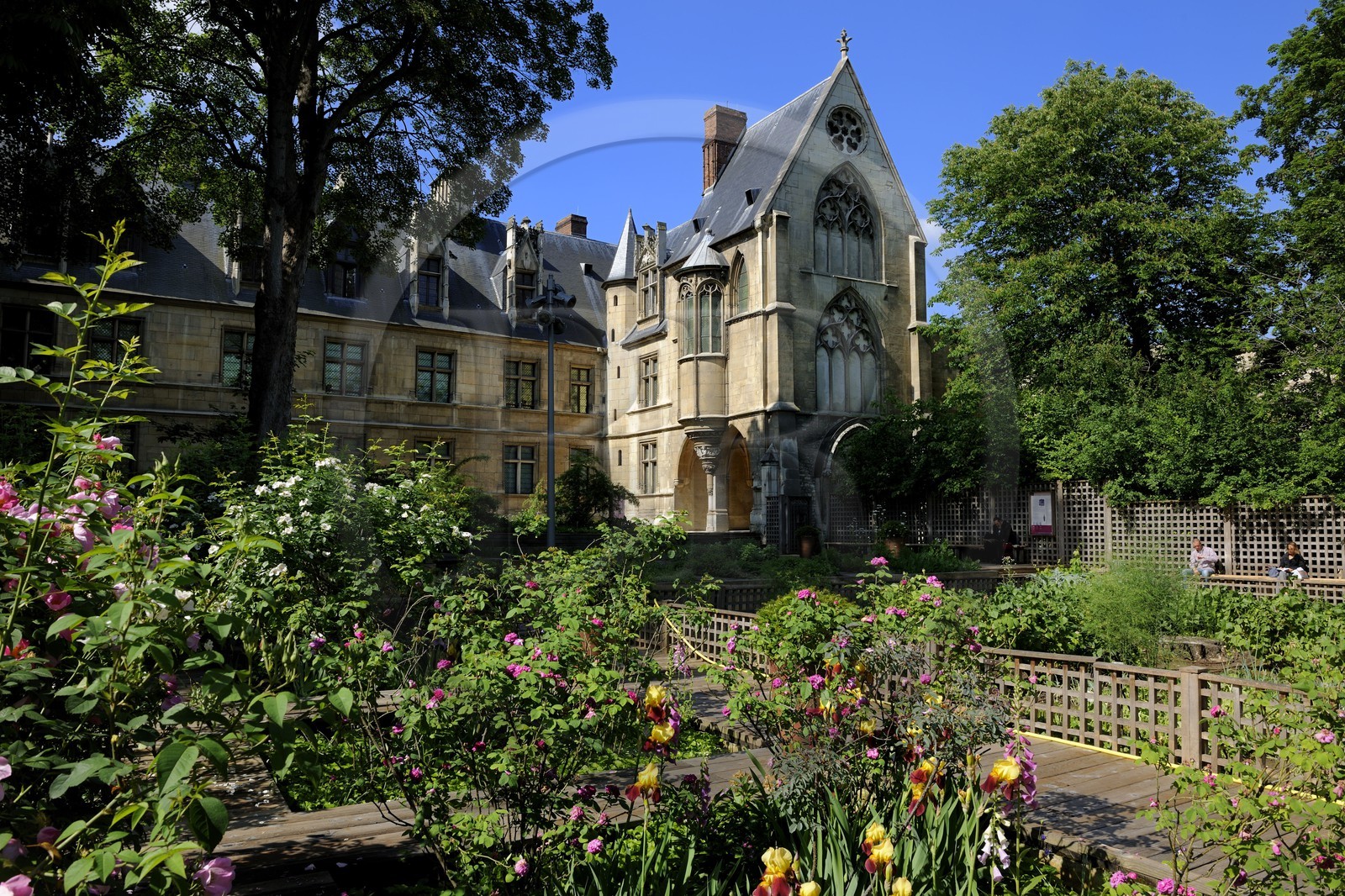 France, Paris (75), musée du Moyen-Age, ancien hôtel de Cluny, la chapelle depuis le jardin médiéval