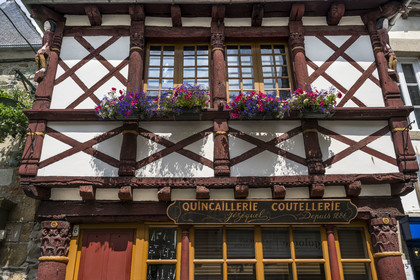 France, Côtes d'Armor (22), Paimpol, la Maison Jézéquel, quincaillerie et coutellerie rue des Huit Patriotes, maison à pans de bois à boutique du XVème siècle