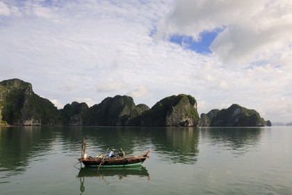 Vietnam, province de Quang Ninh, la Baie d'Halong classée Patrimoine Mondial de l'UNESCO, bateau de pêche entre les iles karstiques