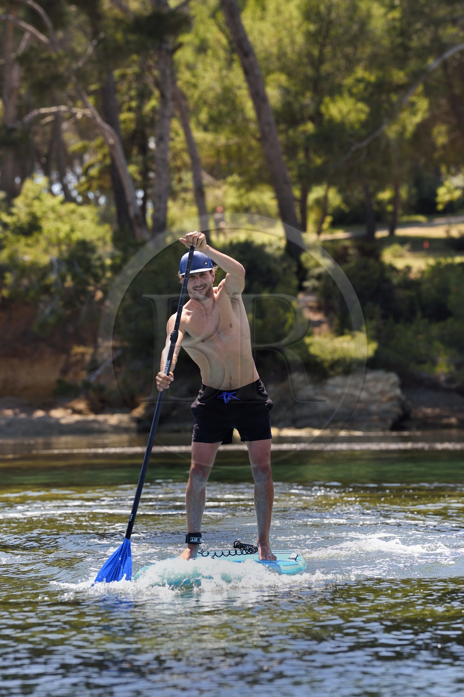 France, Var (83), Six-Fours-les-Plages, Ile des Embiez, pointe du Canoubié, le champion de windsurf Freestyle Adrien Bosson en randonnée aquatique sur un paddle