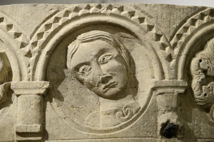 France, Rhône (69), Lyon, site historique classé Patrimoine Mondial de l'UNESCO, Vieux Lyon, musées Gadagne, Musée d'histoire de la ville de Lyon, élément architectural sculpté dit Couronne de Charlemagne en provenance de l'Ile Barbe (XXIIème siècle)