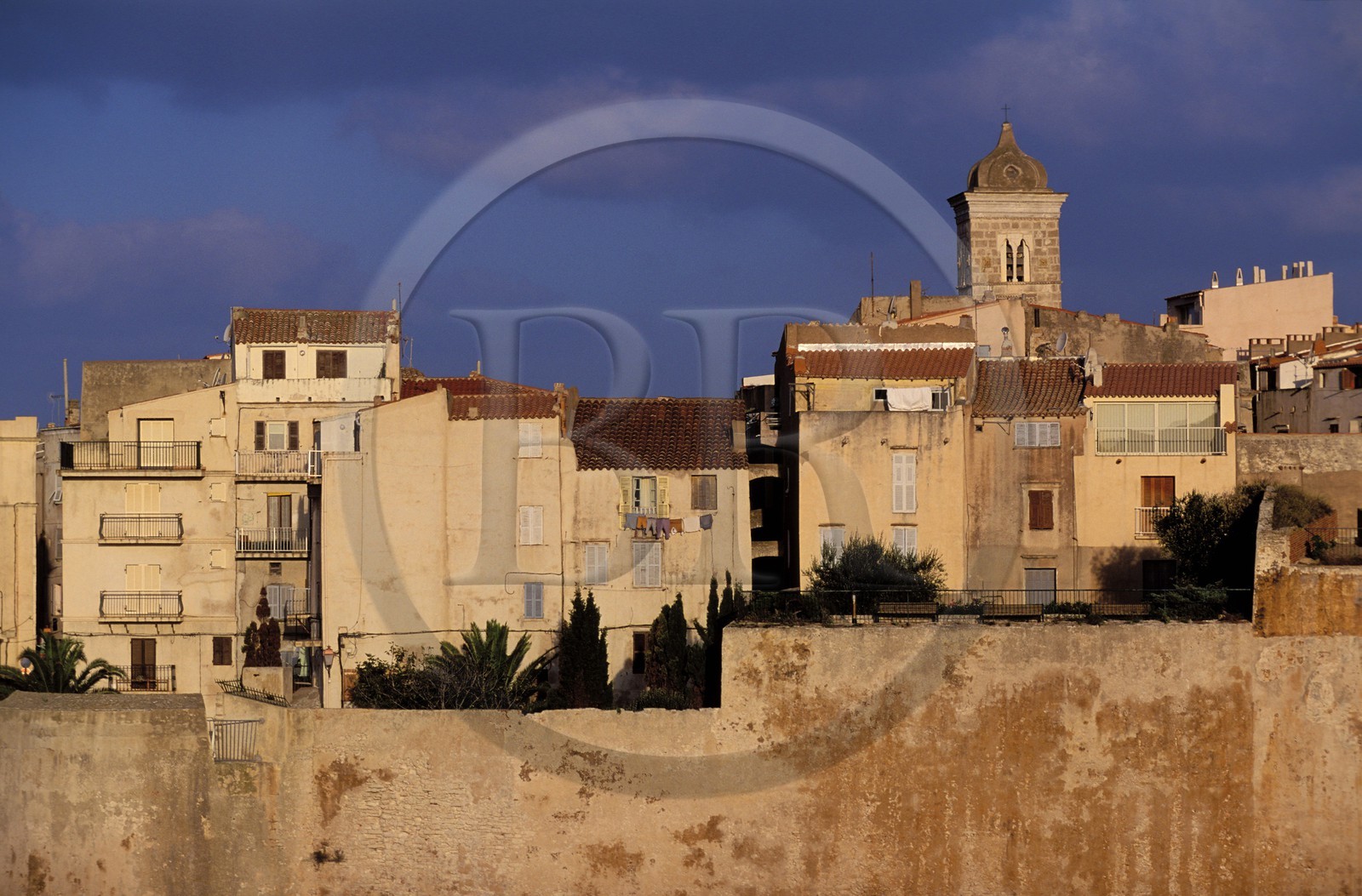 France, Corse-du-Sud (2A), la vieille ville de Bonifacio a l' abri de ses remparts