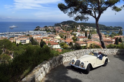 France, Alpes Maritimes (06), Saint-Jean-Cap-Ferrat, découverte de la côte dans une voiture vintage Morgan Roadster 4 4