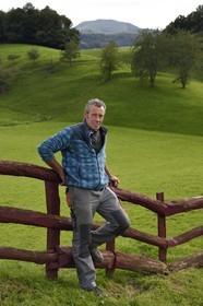 France, Pyrénées-Atlantiques (64), Pays-Basque, vallée des Aldudes, Urepel, l'éleveur de brebis manech tête noire Jean-Bernard Etchebarren