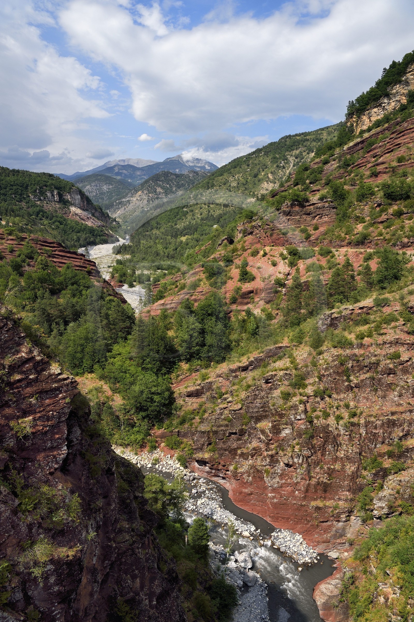 France, Alpes-Maritimes (06), parc national du Mercantour, vallée du Haut-Var, les Gorges de Daluis creusées par le Var dans des sols de pélite rouge depuis le Pont de la Mariée France, Alpes-Maritimes (06), parc national du Mercantour, vallée du Haut-Var, les Gorges de Daluis creusées par le Var dans des sols de pélite rouge depuis le Pont de la Mariée