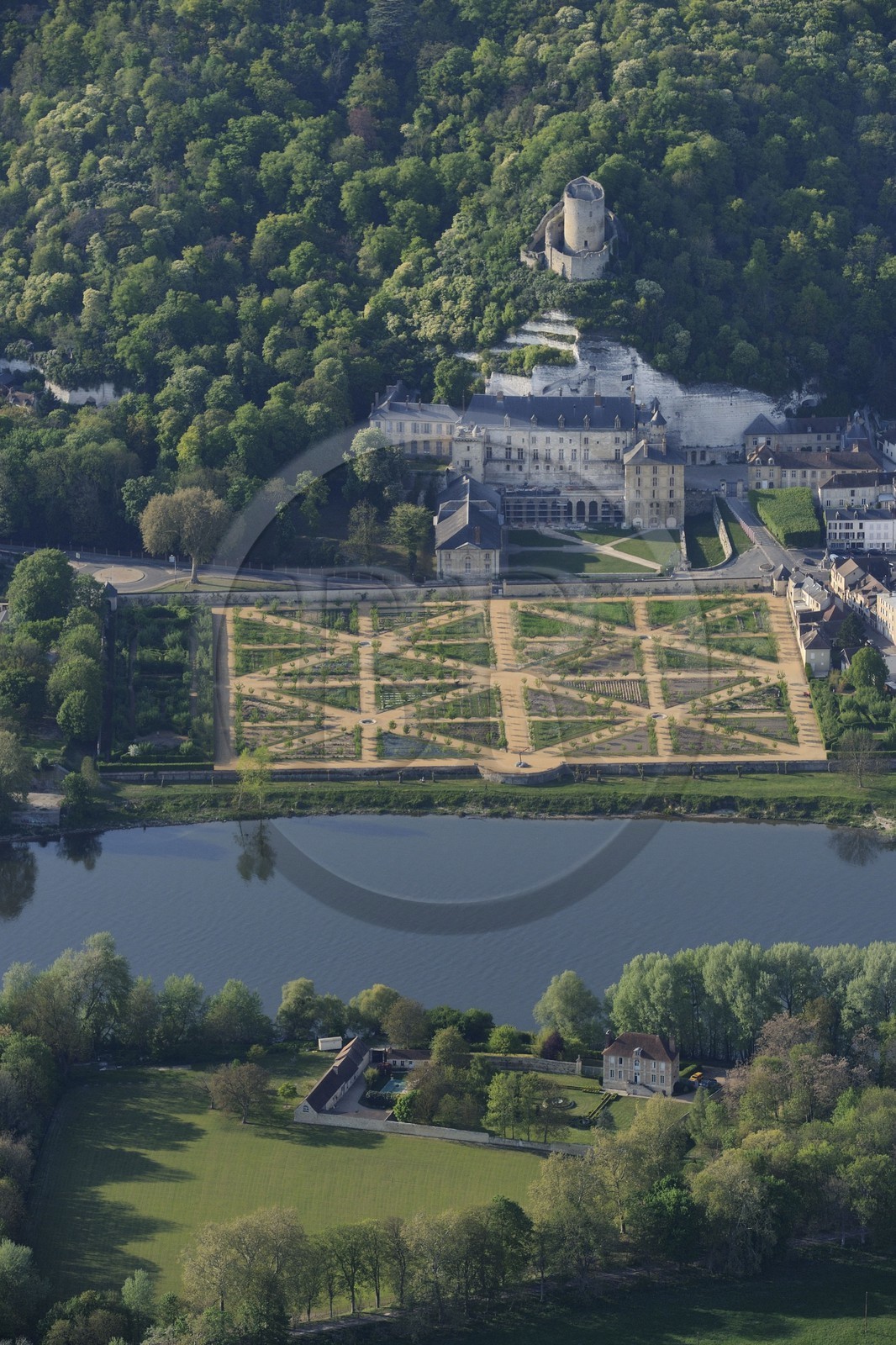 France, Val-d'Oise (95), La Roche-Guyon, labellisé Les Plus Beaux Villages de France, le château (vue aérienne)