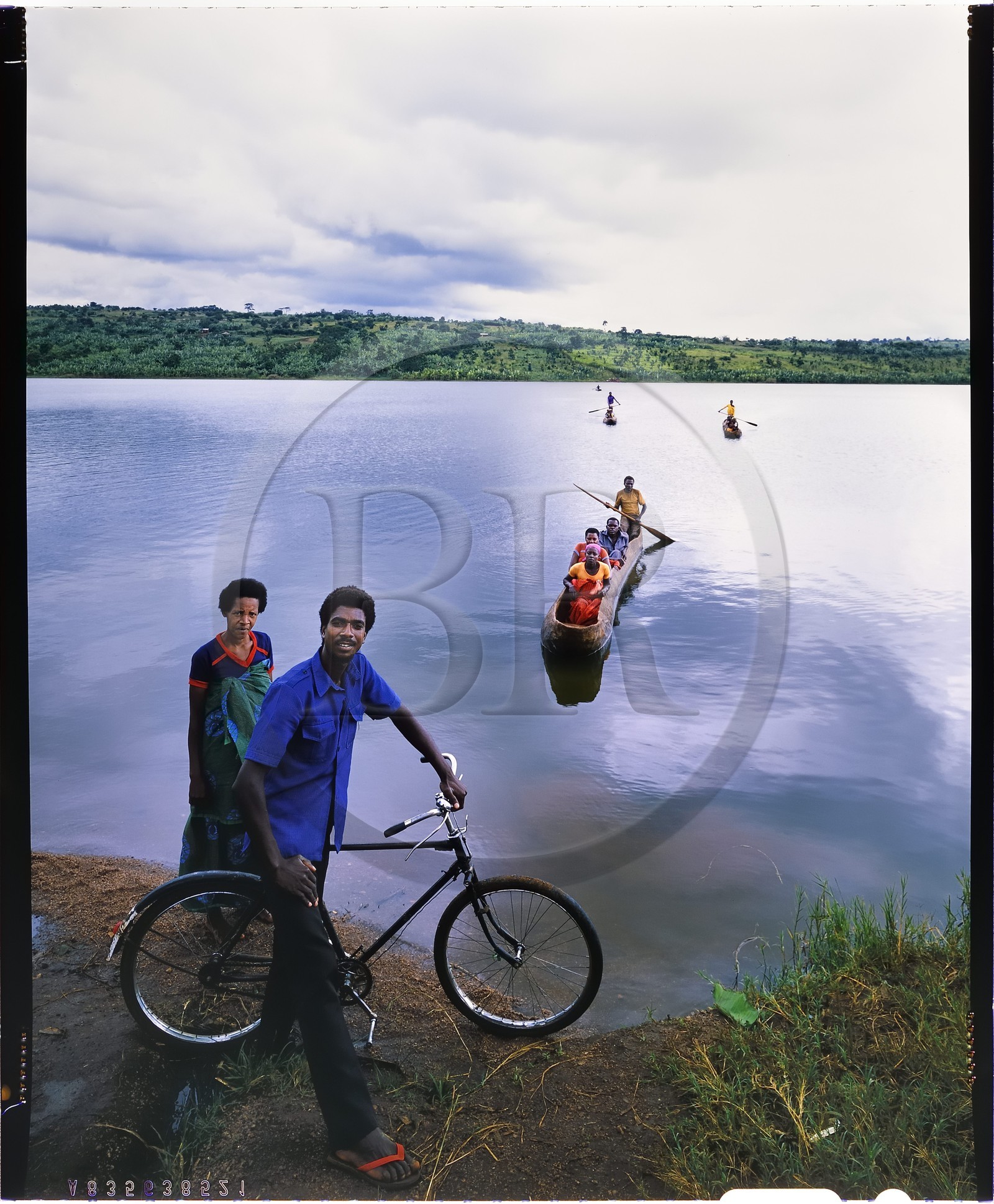 Burundi, Kirundo Province, couple by the lake Cyohoha South also called Cohoha lake, in the background a carved canoe in a single trunk that can cross the lake to join the Rwanda (4x5 reversal film reproduction) Burundi, Kirundo Province, couple by the lake Cyohoha South also called Cohoha lake, in the background a carved canoe in a single trunk that can cross the lake to join the Rwanda (4x5 reversal film reproduction)