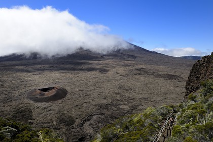 France, île de la Réunion, volcan du Piton de la Fournaise, classé Patrimoine Mondial de l'UNESCO, le cratère Formica Léo au premier plan et le cratère Dolomieu dans l'Enclos