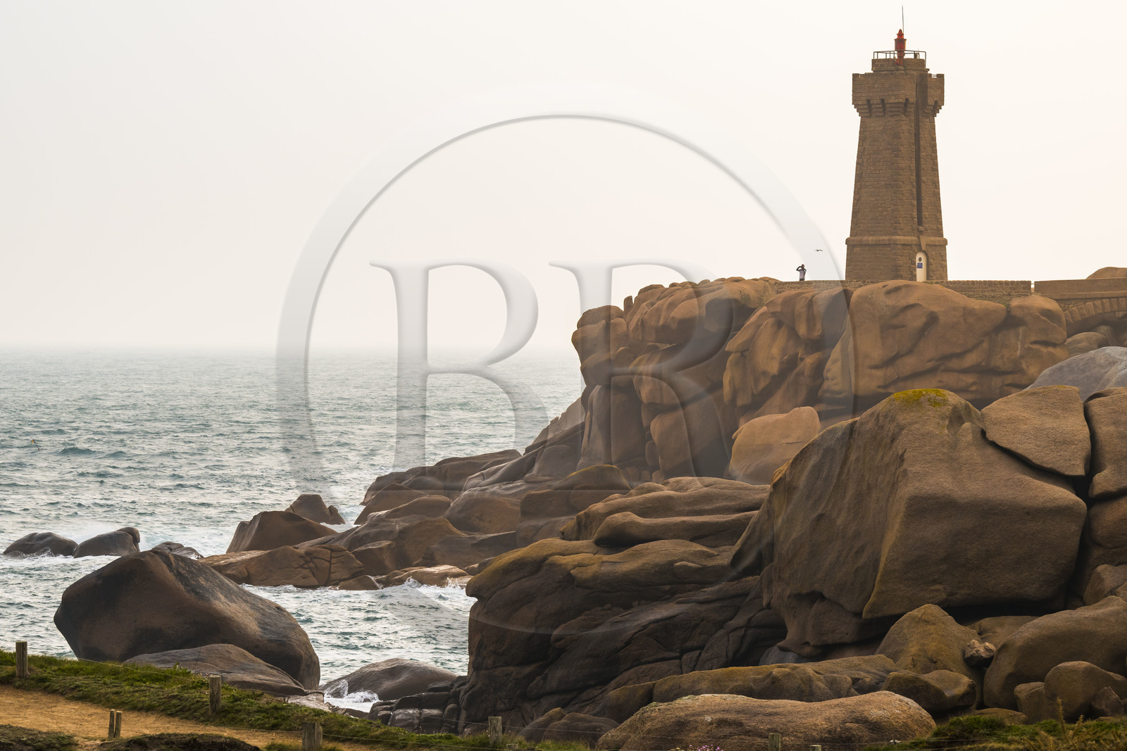 France, Côtes-d'Armor (22), Côte de Granit Rose, Perros-Guirec, Ploumanac'h, pointe de Skewell (Squéouel), le phare de Mean Ruz sur le sentier des Douaniers aussi chemin de Grande Randonnée GR 34
