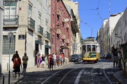 Portugal, Lisbonne, quartier de l'Alfama, tramway (electricos) dans la rue Voz do Operario