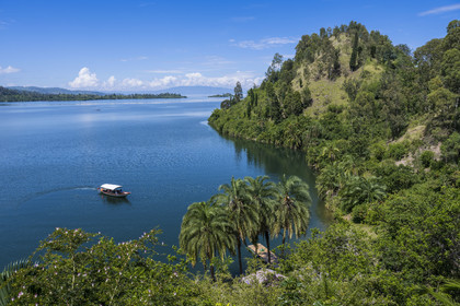 Rwanda, Province de l’Ouest, Karongi (anciennement nommée Kibuye), bateau longeant les rives du lac Kivu