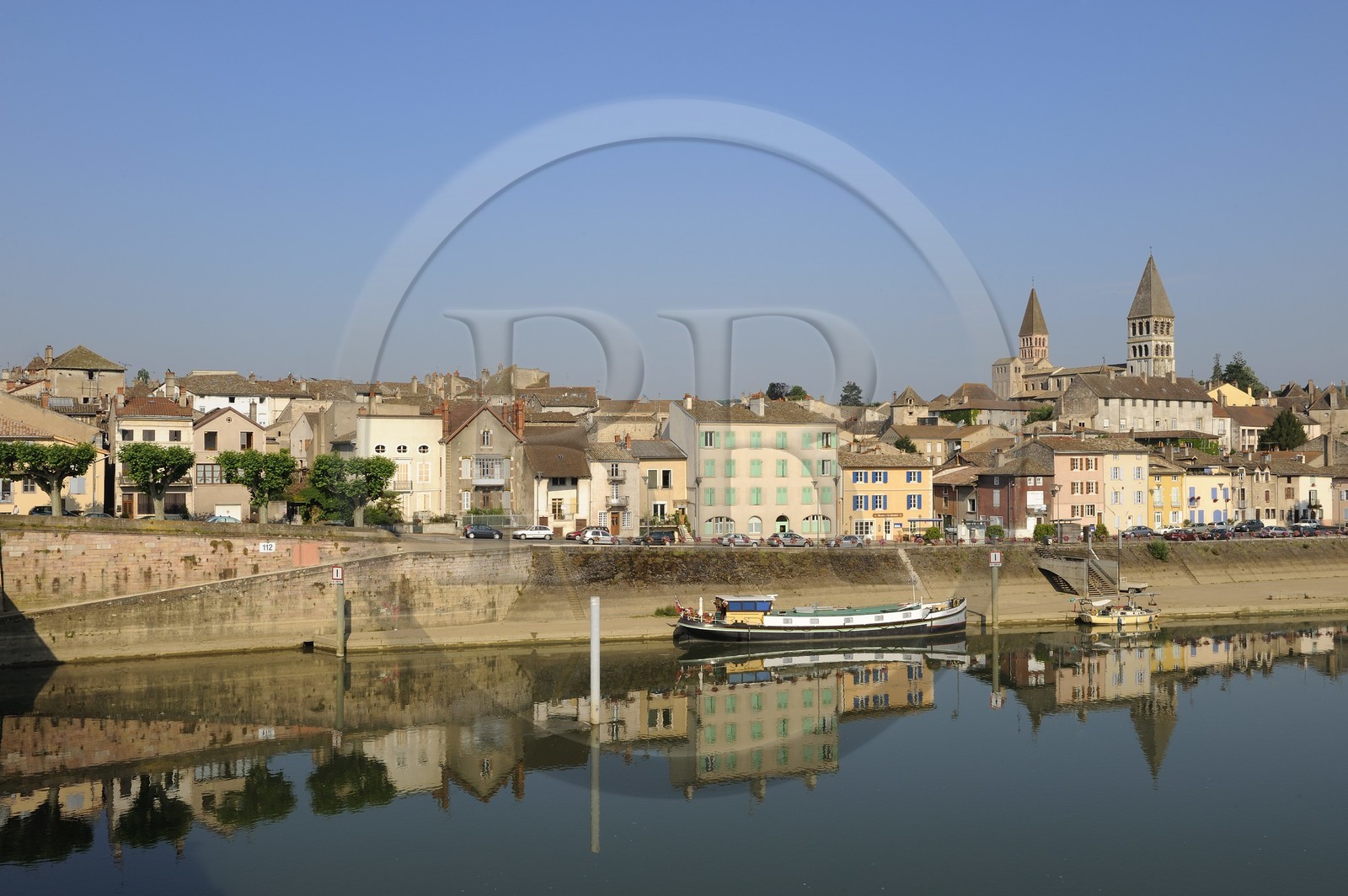 France, Saône et Loire (71), Tournus, les bords de Saône et les deux tour de l'ancienne abbaye