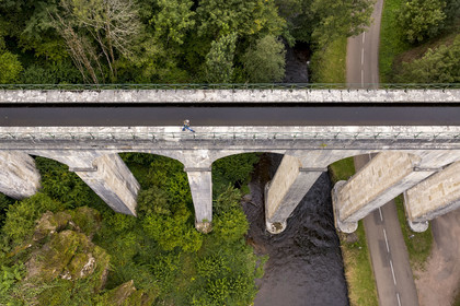 France, Nievre, Regional Natural Park of Morvan, Montreuillon, Montreuillon aqueduct bridge built in 1841, 33 m high and 152 m long with 13 arches 8 m wide, along the Rigole d’Yonne which draws water from the Yonne at Lake Pannecière and feeds the Nivernais Canal (aerial view)