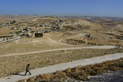 Israel, Cisjordanie, l'Hérodion, colline artificiellement exhaussée qui abrite les ruines d'un palais fortifié construit par le roi Hérode Ier le Grand (site classé Parc National), vestiges du palais de l'Hérodion inférieur et de son bassin, au loin Bethléem