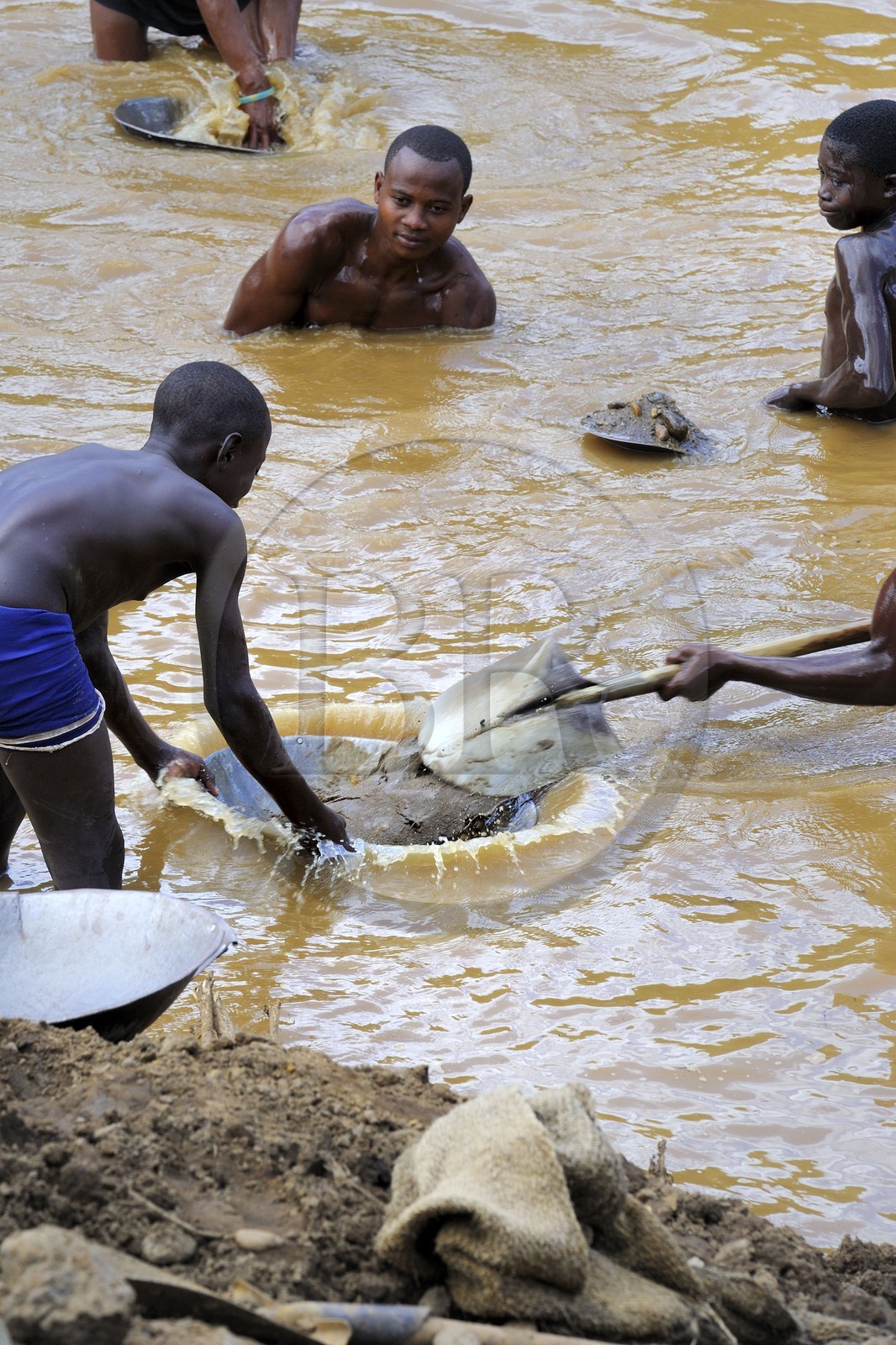 Tanzanie, région de Morogoro, les Monts Uluguru, prospecteurs d' Or sur la rivière Ruvu