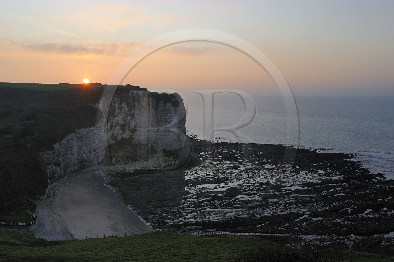 France, Seine-Maritime (76), Côte d'Albâtre, la falaise de Vaucottes au coucher de soleil