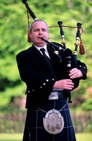Royaume-Uni, Ecosse, Inverness, joueur de cornemuse