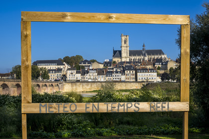 France, Nièvre (58), Nevers, les iles sur la Loire en amont du Pont de la Loire, le quai de Mantoue et la cathédrale Saint-Cyr-et-Sainte-Julitte, cadre de la Météo en temps réel