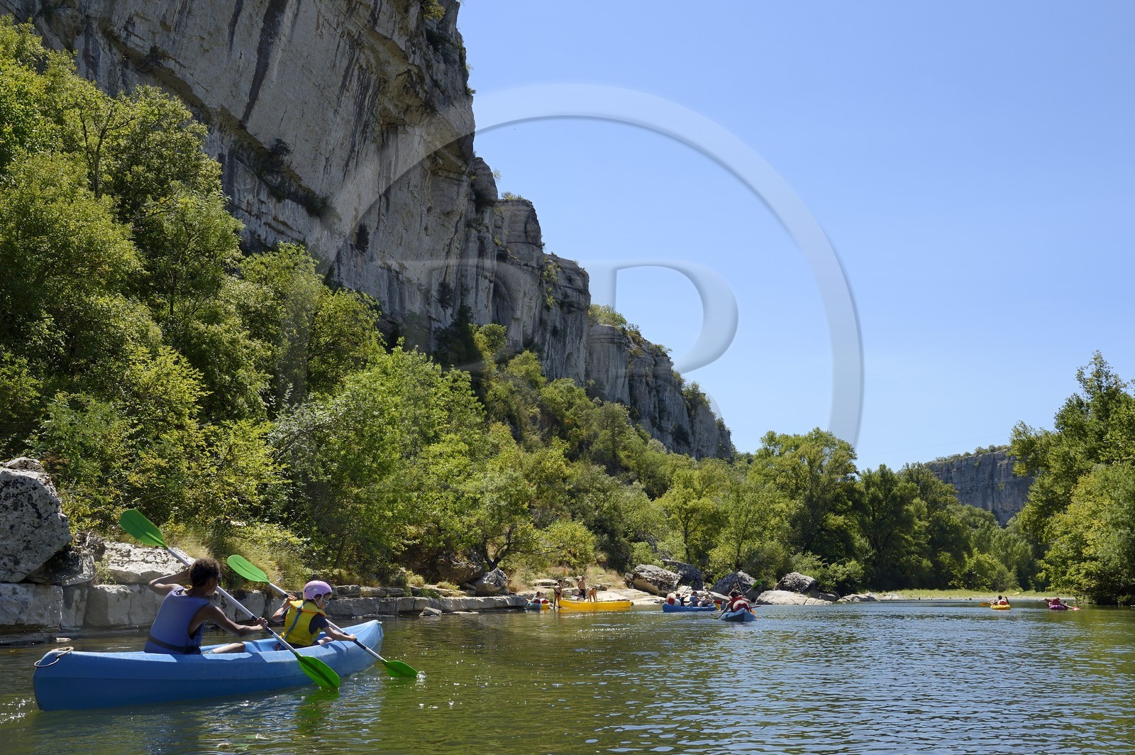France, Ardèche (07), Ruoms, kayaks descendant la rivière Ardèche dans les défilés de Ruoms à Pradons, le cirque de Giens France, Ardèche (07), Ruoms, kayaks descendant la rivière Ardèche dans les défilés de Ruoms à Pradons, le cirque de Giens