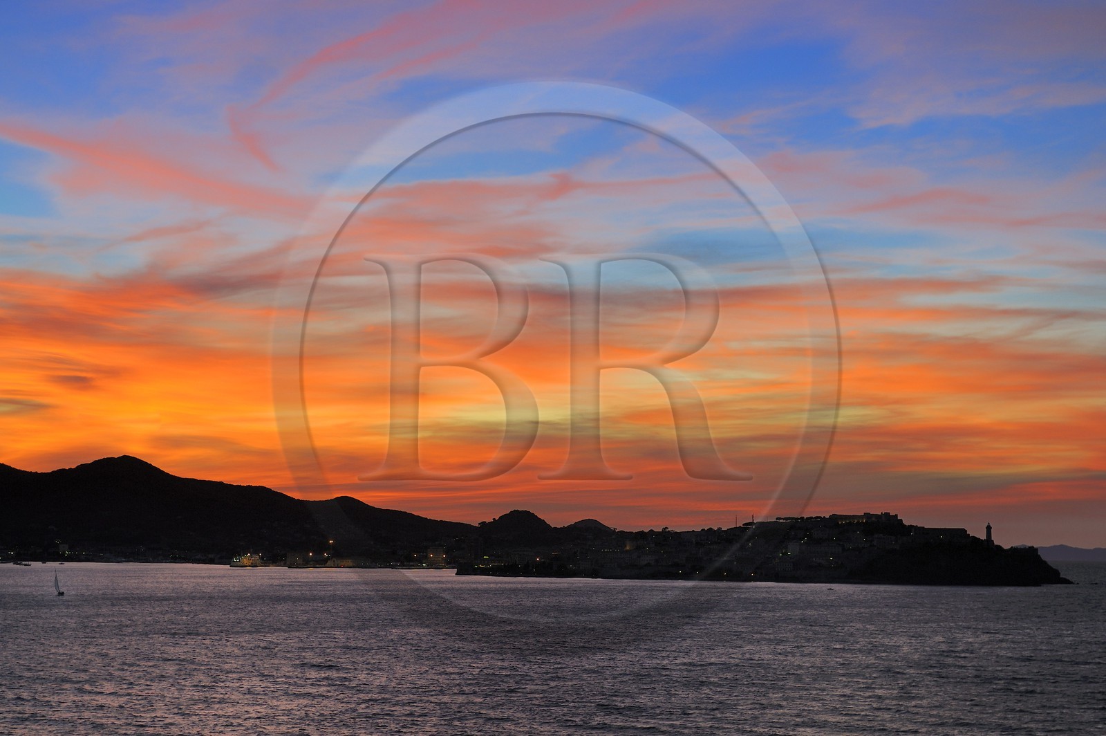 Italie, Toscane, Ile d’Elbe, la rade de Portoferraio au coucher de soleil
