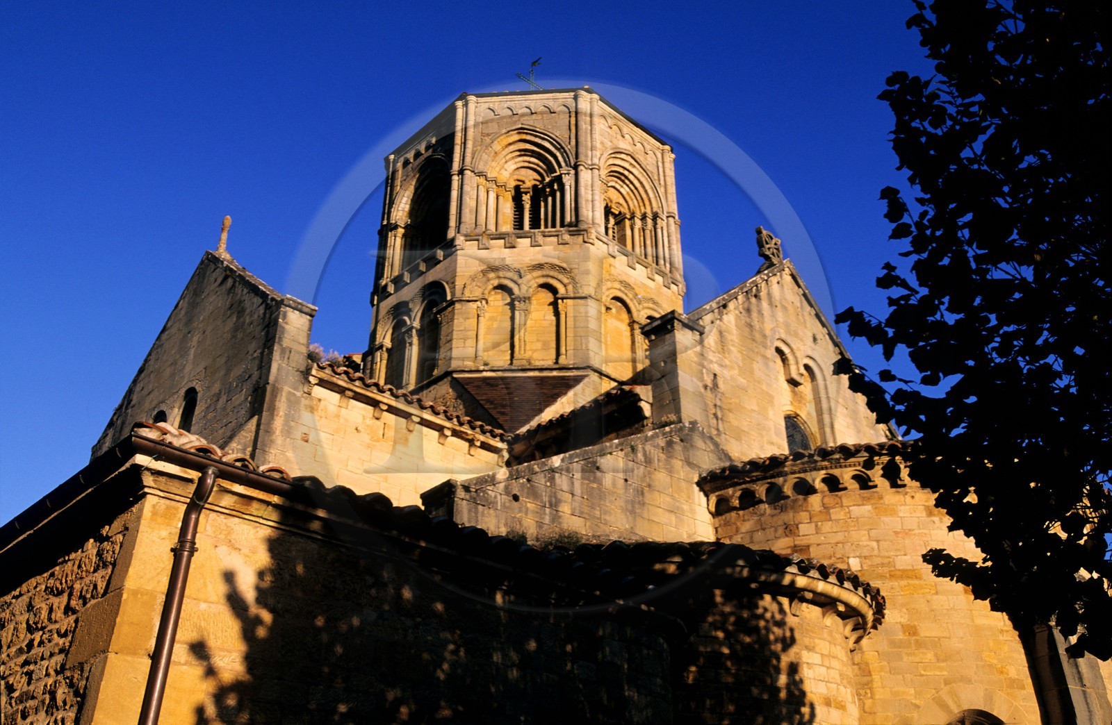 France, Saône-et-Loire (71), Semur-en-Brionnais, labellisé Les Plus Beaux Villages de France, clocher octogonal de l'église romane Saint-Hilaire