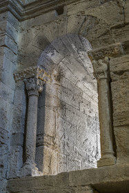 France, Hérault (34), Villeneuve-lès-Maguelone (Palavas-Les-Flots), cathédrale Saint-Pierre-et-Saint-Paul de Maguelone des XIIème et XIIIème siècles, fenêtre entourée de deux colonnes sculptées dans la Tribune