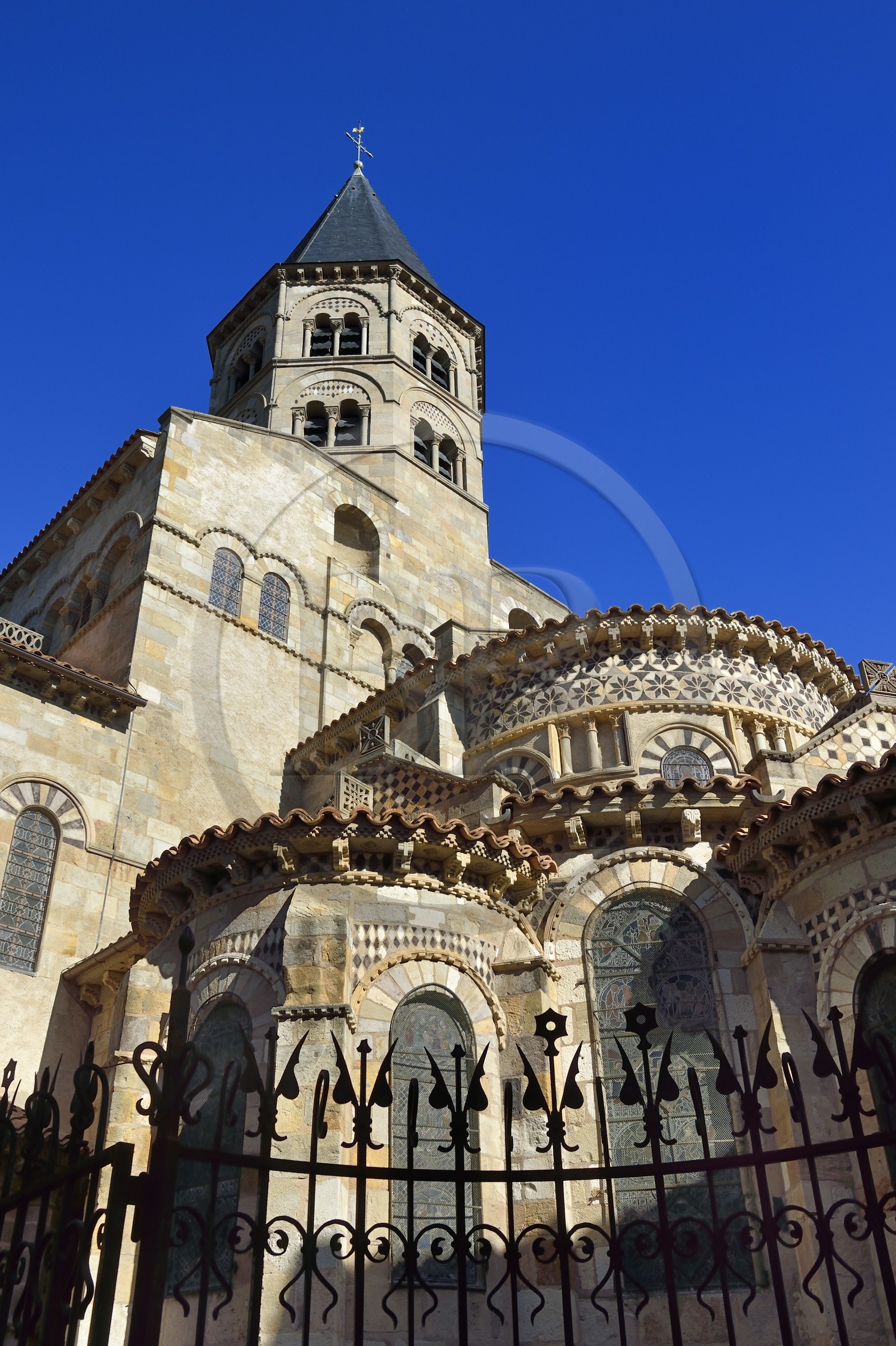 France, Puy-de-Dôme (63), Clermont-Ferrand, basilique Notre-Dame-du-Port de style roman auvergnat, classée Patrimoine Mondial de l'UNESCO au titre des Chemins de Saint-Jacques-de-Compostelle en France