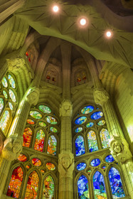 Espagne, Catalogne, Barcelone, quartier de l'Eixample, basilique de la Sagrada Familia de l'architecte du modernisme catalan Antoni Gaudi classée Patrimoine Mondial de l'UNESCO, vitraux de l'abside au dessus du déambulatoire réalisation du peintre et verrier catalan Joan Vila-Grau