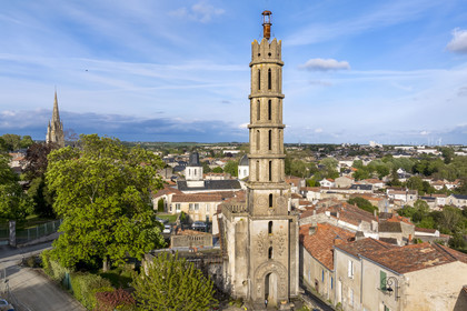 France, Vendée (85), Fontenay-le-Comte, la Tour Rivalland, la Tour Rivalland, demeure philosophale construite par Gustave Rivalland ancien officier de marine et franc-maçon fortuné en 1880, c'est un des premiers monuments en France voir du monde à être réalisé à pareille échelle en béton coffré (vue aérienne)