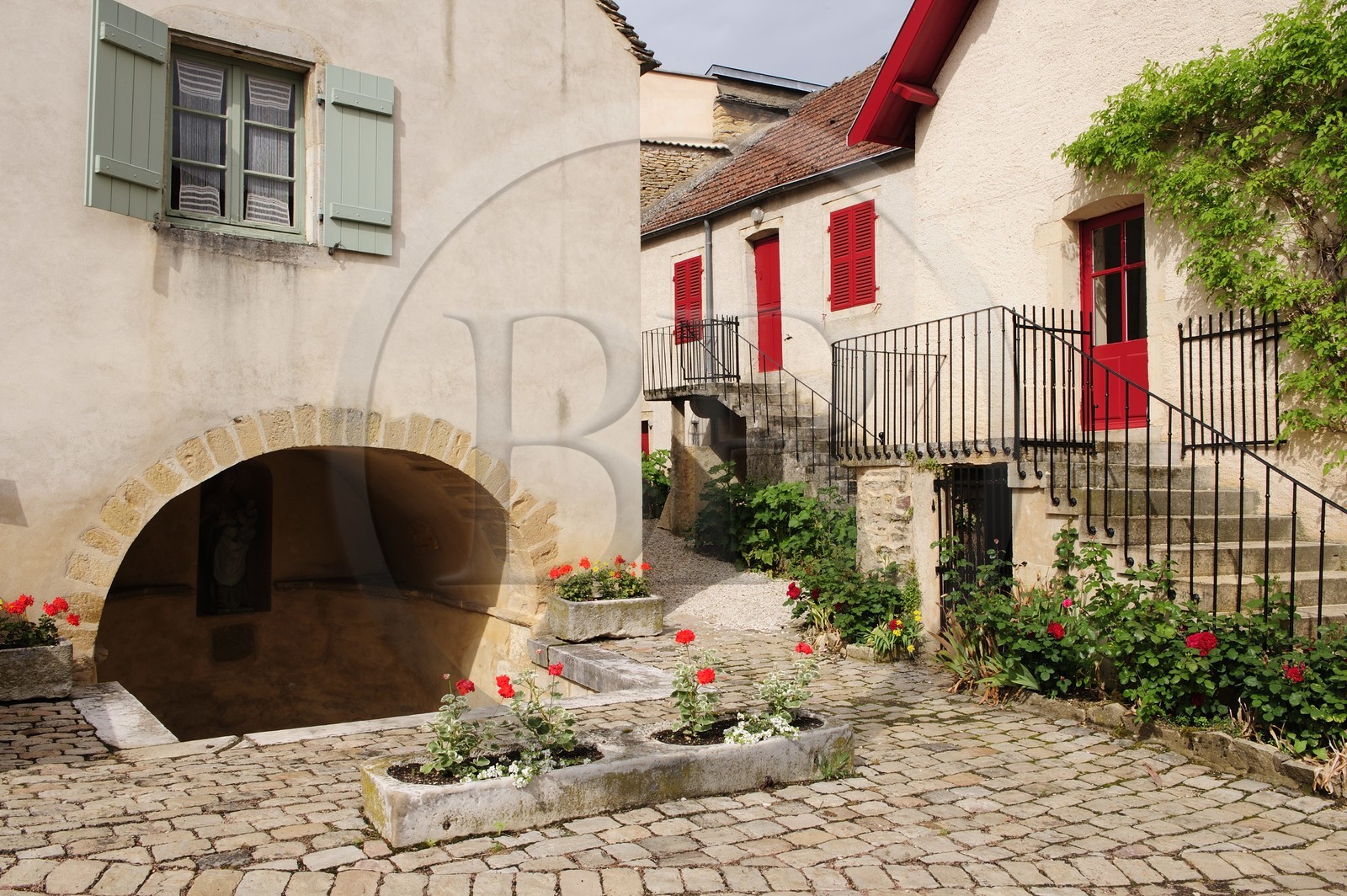 France, Côte d'Or (21), Pernand-Vergeles, source à la vierge dans le village