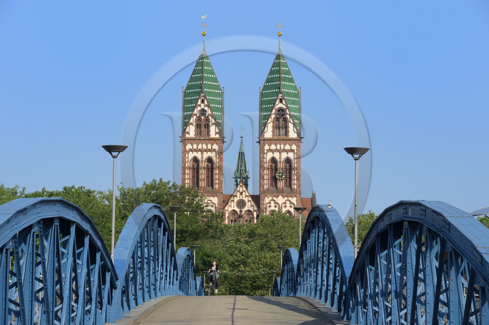 Allemagne, Bade-Wurtemberg, Fribourg en Brisgau, cycliste sur le pont bleu (pont Wiwili) et l'église du Sacré-Coeur de Jésus (Herz-Jesu-Kirche) en arrière-plan