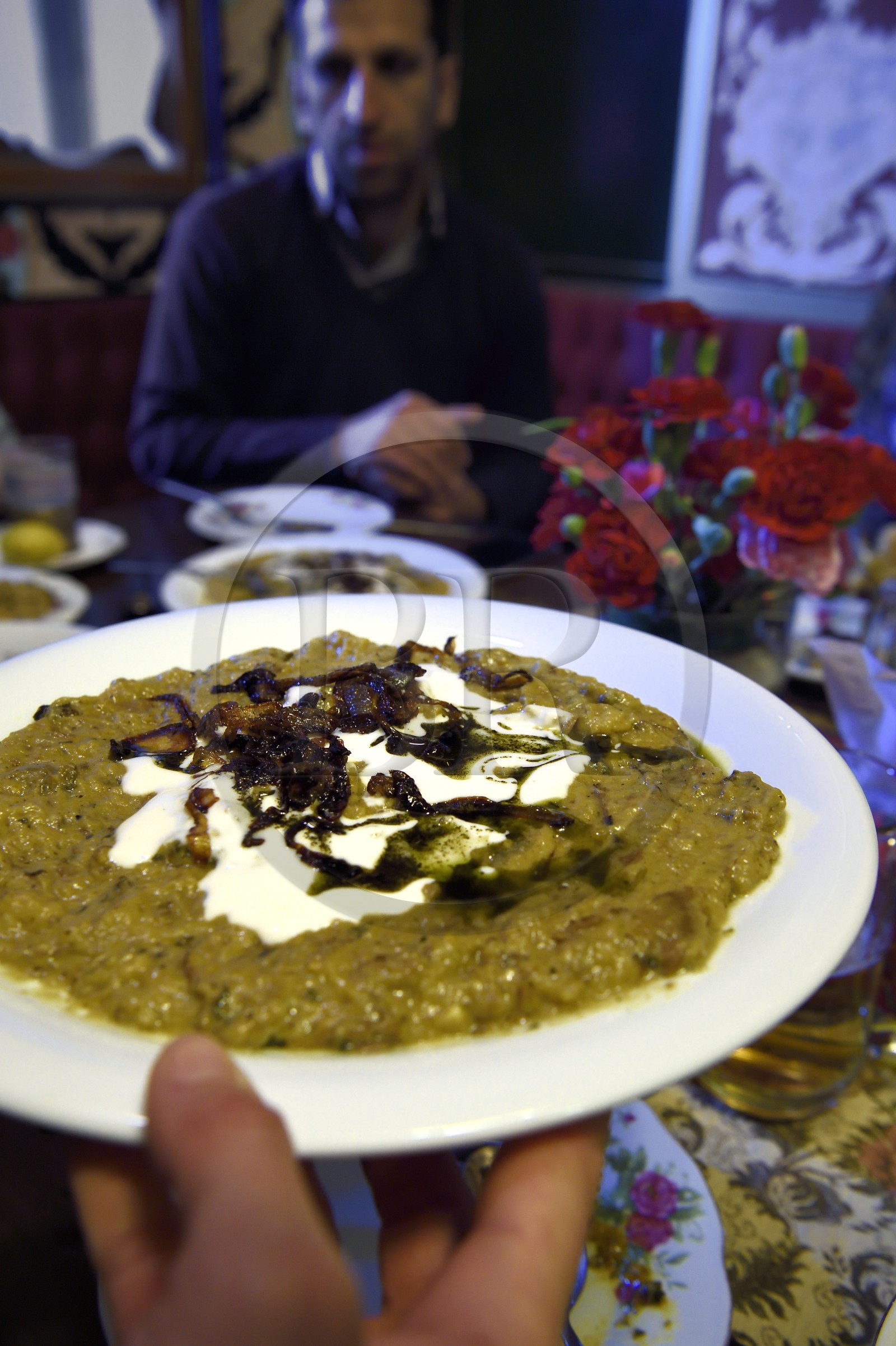 Iran, province d'Ispahan, Ispahan, quartier arménien de la Nouvelle-Djoulfa (Nor Djoura), Firuz Cafe à Julfa square, le Och, potage aux herbes, féculents, oignons et yaourt