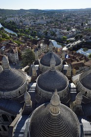 France, Dordogne (24), Périgord Blanc, Périgueux, les coupoles de la Cathédrale Saint-Front, étape sur le chemin de Saint-Jacques-de-Compostelle site classé Patrimoine Mondial de l'UNESCO, et les berges de la rivière l'Isle