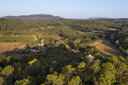 France, Var (83), Provence Verte, Bras, vers Saint-Maximin-la-Sainte-Baume, la maison d'hotes Le Peyrourier - une campagne en Provence (vue aérienne)