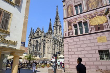France, Haut-Rhin (68), Mulhouse, place de la Réunion, le temple Saint-Etienne, l'Hôtel de Ville et Musée historique en premier plan