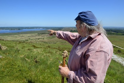 France, Finistère (29), parc naturel régional d'Armorique, Monts d'Arrée, Brasparts, montagne Saint Michel (Menez Mikaël), le conteur Claude Le Lann devant le réservoir de Saint-Michel