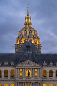France, Paris (75), Hotel des Invalides, Musée de l'Armée, la cour d'Honneur et le dôme de la cathédrale Saint-Louis-des-Invalides en arrière plan, statue de Napoléon Ier en petit caporal de Charles Émile Seurre