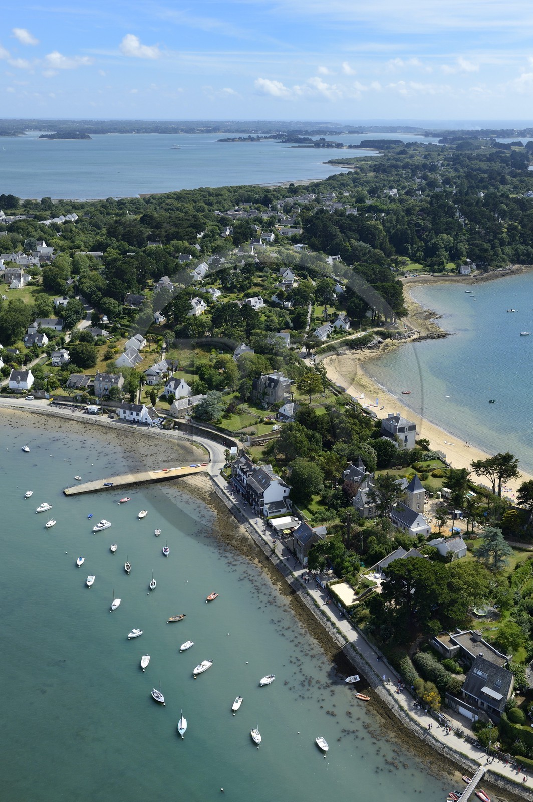 France, Morbihan (56), Golfe du Morbihan, Ile-aux-Moines, plage du Lério (vue aérienne) France, Morbihan (56), Golfe du Morbihan, Ile-aux-Moines, plage du Lério (vue aérienne)