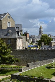 France, Morbihan (56), Golfe du Morbihan, Vannes, la porte Poterne dans les remparts et l'église Saint Patern en arrière plan