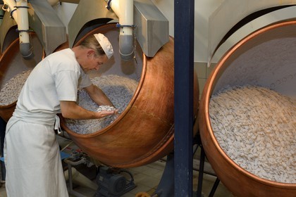 France, Meuse (55), Verdun, usine de dragées Braquier, gommage des amandes, opération ayant pour but de recouvrir les amandes d'un film et d'empêcher l'huile de migrer vers l'extérieur
