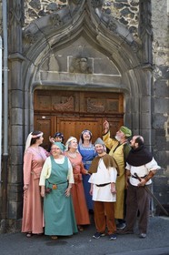France, Puy-de-Dôme (63), Clermont-Ferrand, quartier de Montferrand, rue de la Rodade, membres de l'association Il était une fois Montferrand en costumes médiévaux