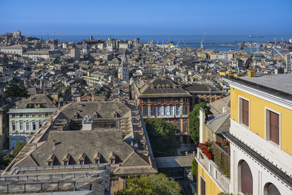 Italie, Ligurie, Gênes, palais des Rolli classés Patrimoine Mondial de l'UNESCO dans la Strada Nuova aujourd’hui via Garibaldi au premier plan, le Porto Antico (Vieux Port) et le port de commerce en arrière plan, vu depuis le Belvédère du Castelletto