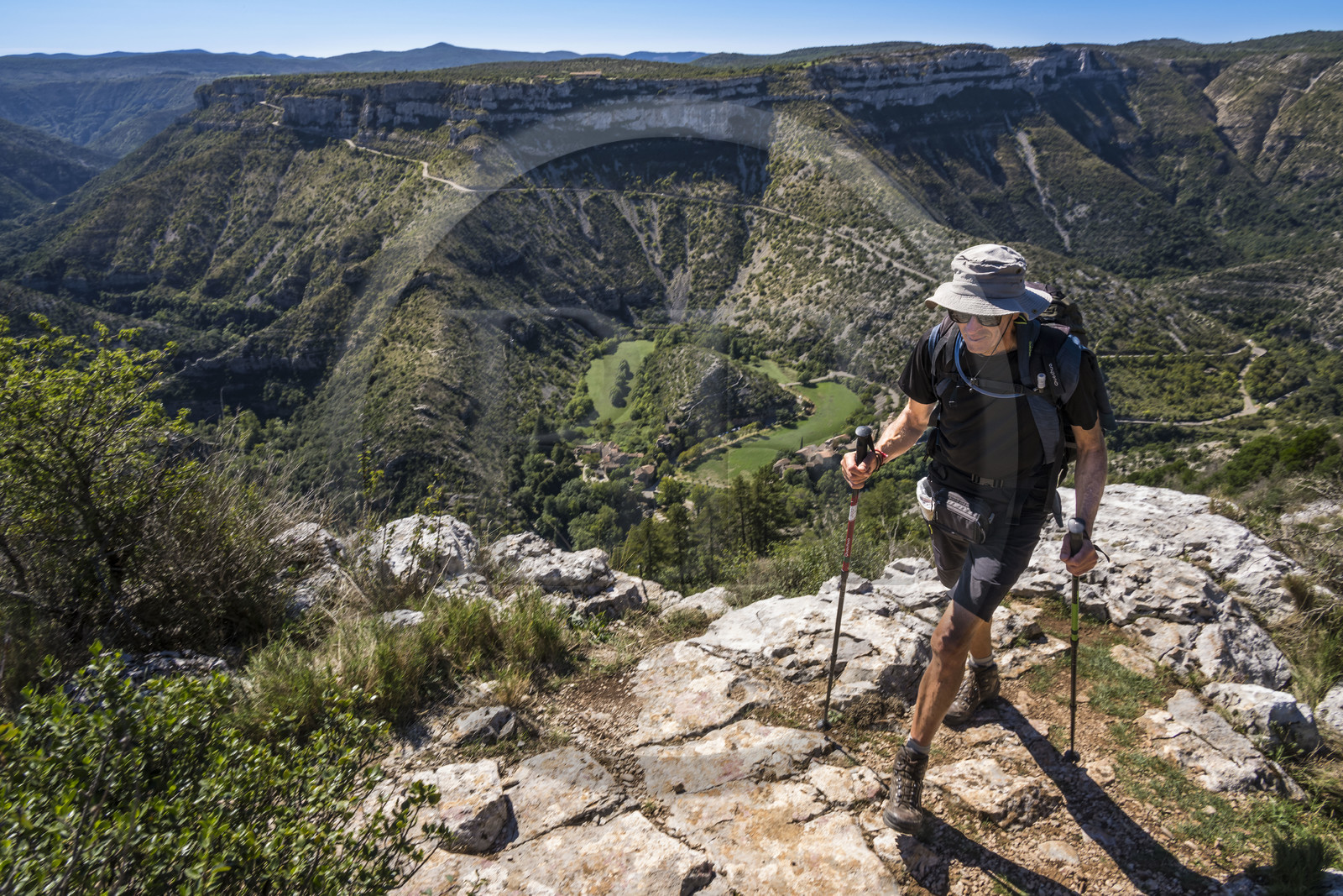 France, Hérault (34), les Causses et les Cévennes, paysage culturel de l'agro-pastoralisme méditerranéen inscrit au Patrimoine Mondial de l'UNESCO, Saint-Maurice-Navacelles, randonneur surplombant le Cirque de Navacelles, vue du coté belvédère de Blandas dans le Gard