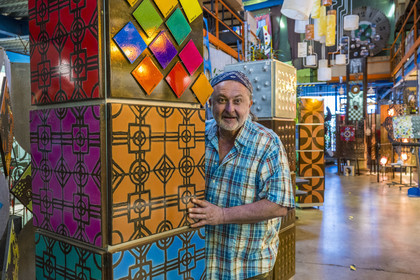 France, Hérault (34), Sète, la Maison du Pescatore, l'artiste et designer François Liguori dans son showroom