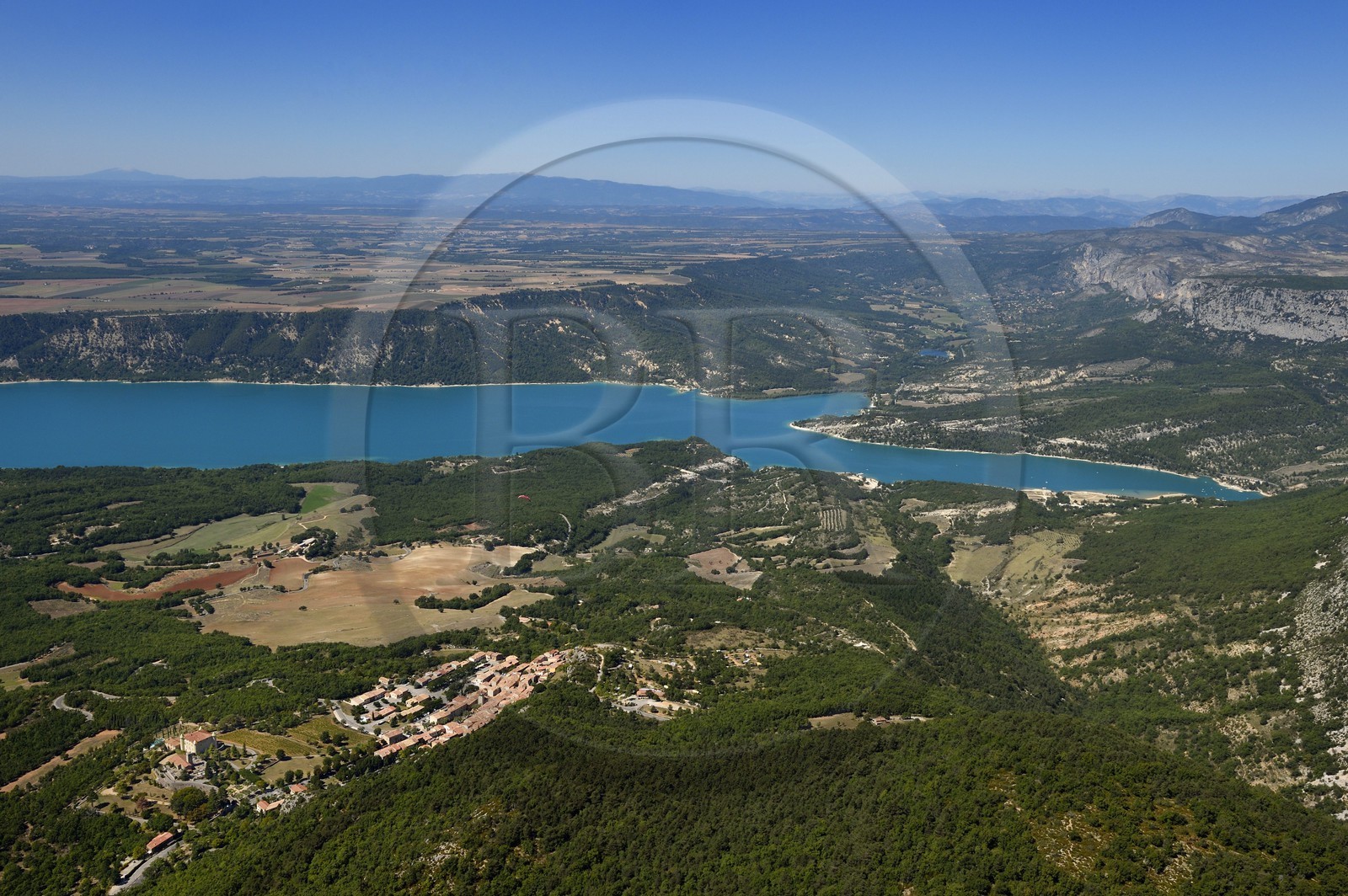 Var (83) rive gauche et Alpes-de-Haute-Provence (04) rive droite, Parc Naturel Régional du Verdon, lac de Sainte Croix à la sortie des Gorges du Verdon, au premier plan le chateau d'Aiguines datant de la Renaissance et l'église Saint-Jean (vue aérienne)