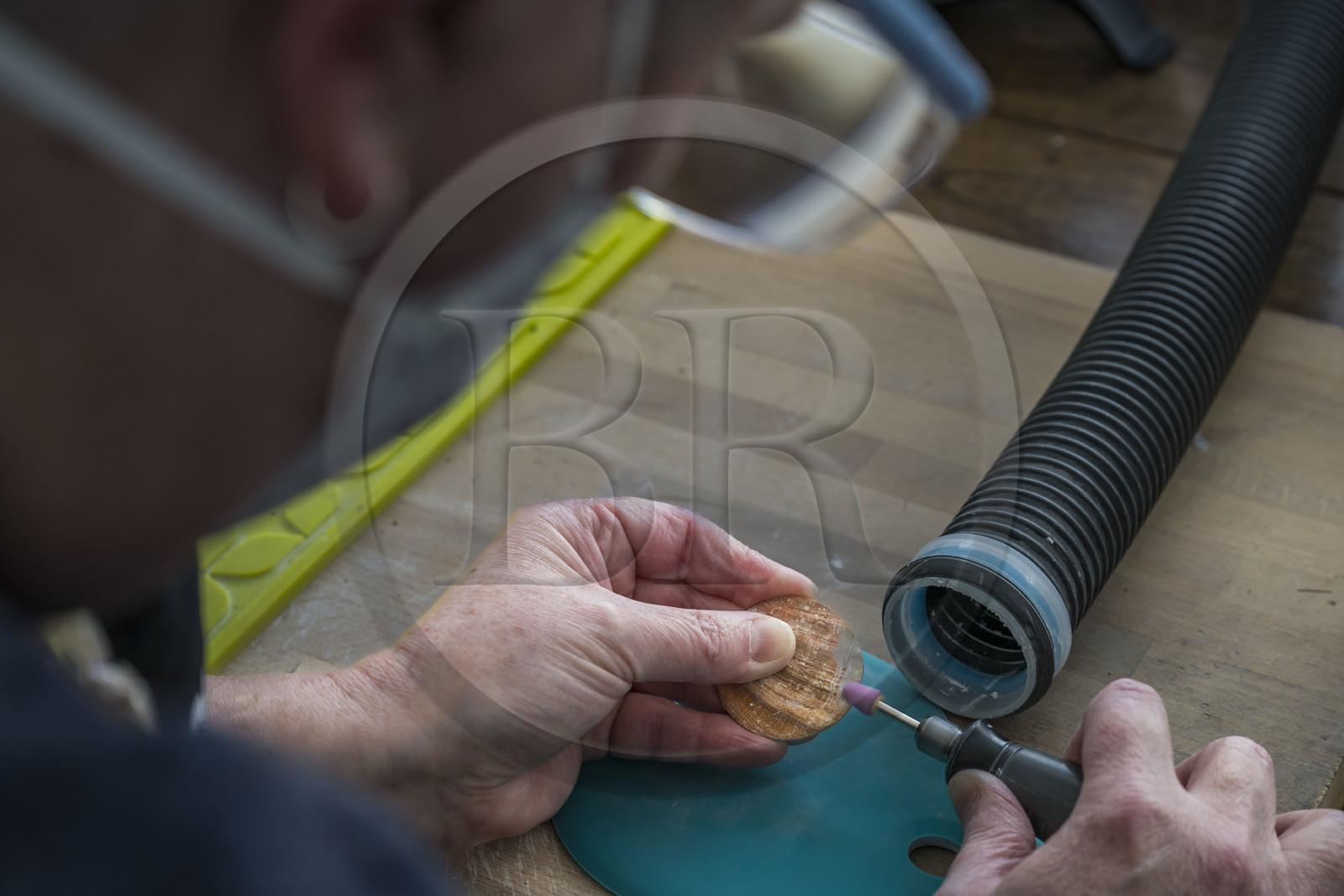 France, Côtes-d'Armor (22), Tréguier, une des soeurs Le Poupon qui sont artisans d'Art nacrier, travaille la nacre de coquilles d'ormeaux dans l'atelier de création Ys Paris